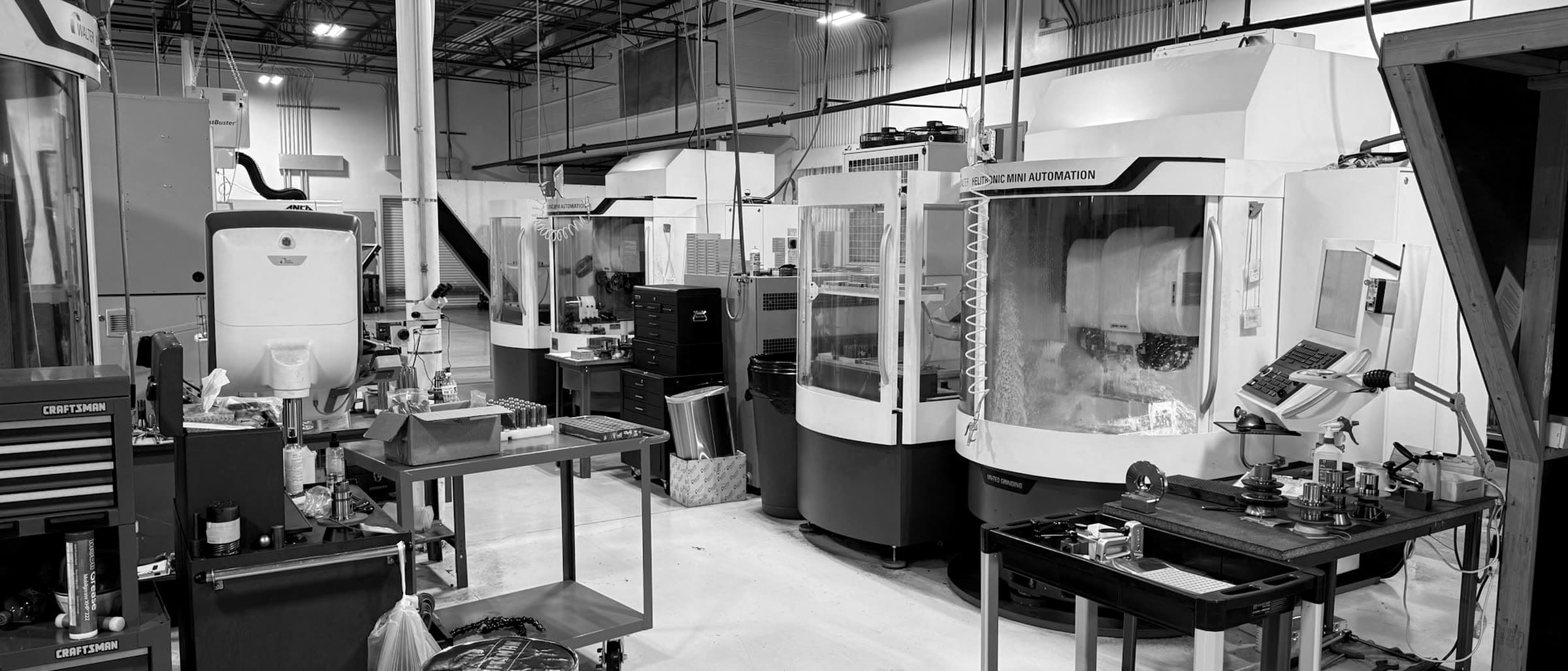 Maszyny CNC w zakładzie produkcji precyzyjnej