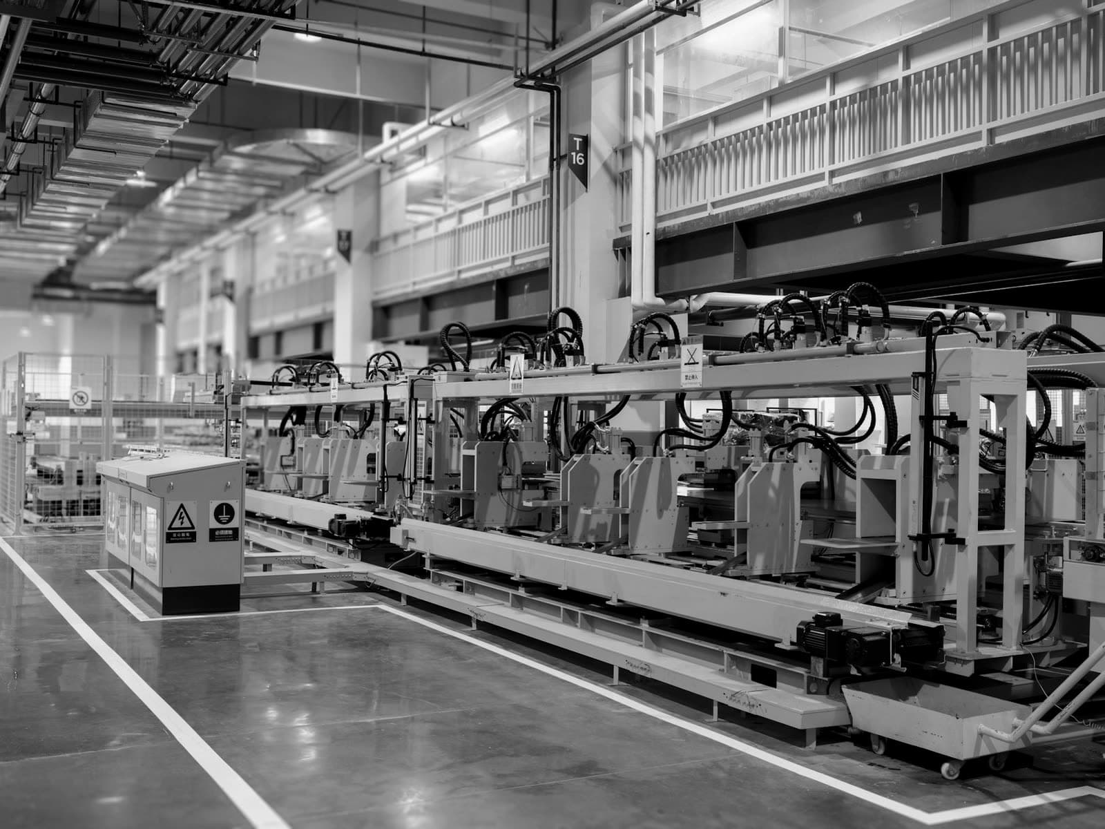 Zautomatyzowana linia produkcyjna w hali fabrycznej